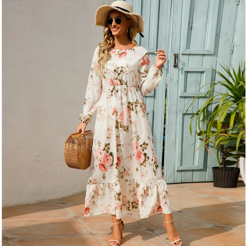 une femme portant une robe blanche à fleurs et un chapeau