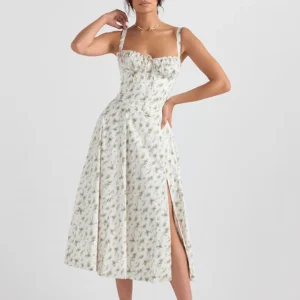 une femme portant une robe blanche à imprimé floral