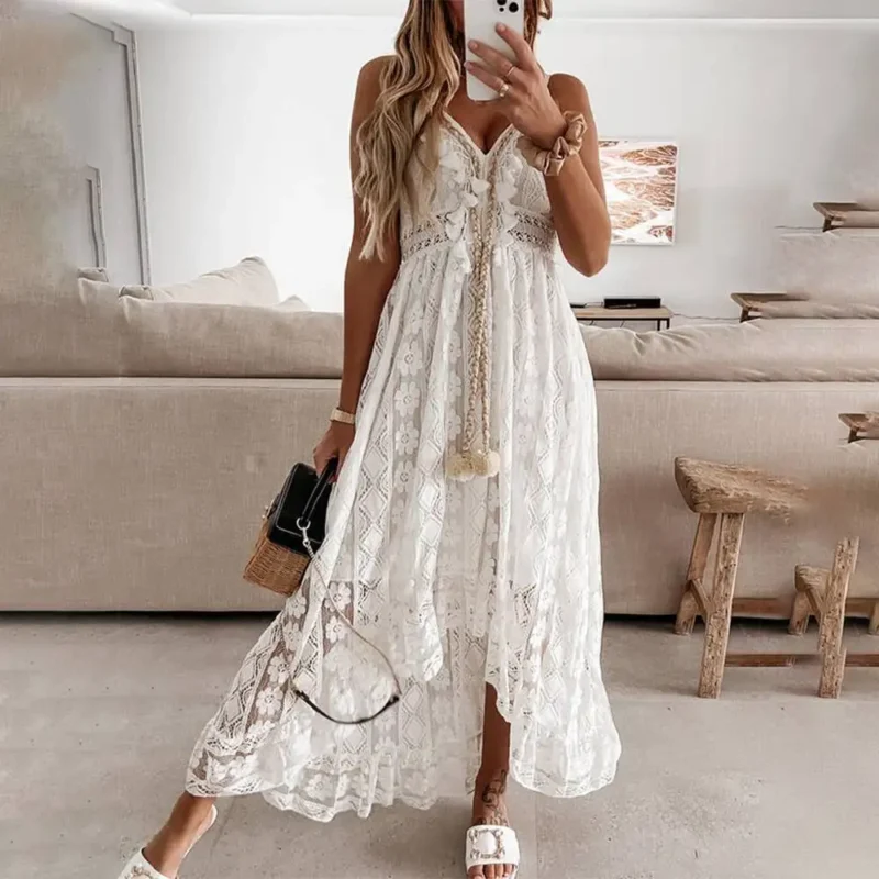 une femme prenant un selfie dans une robe blanche