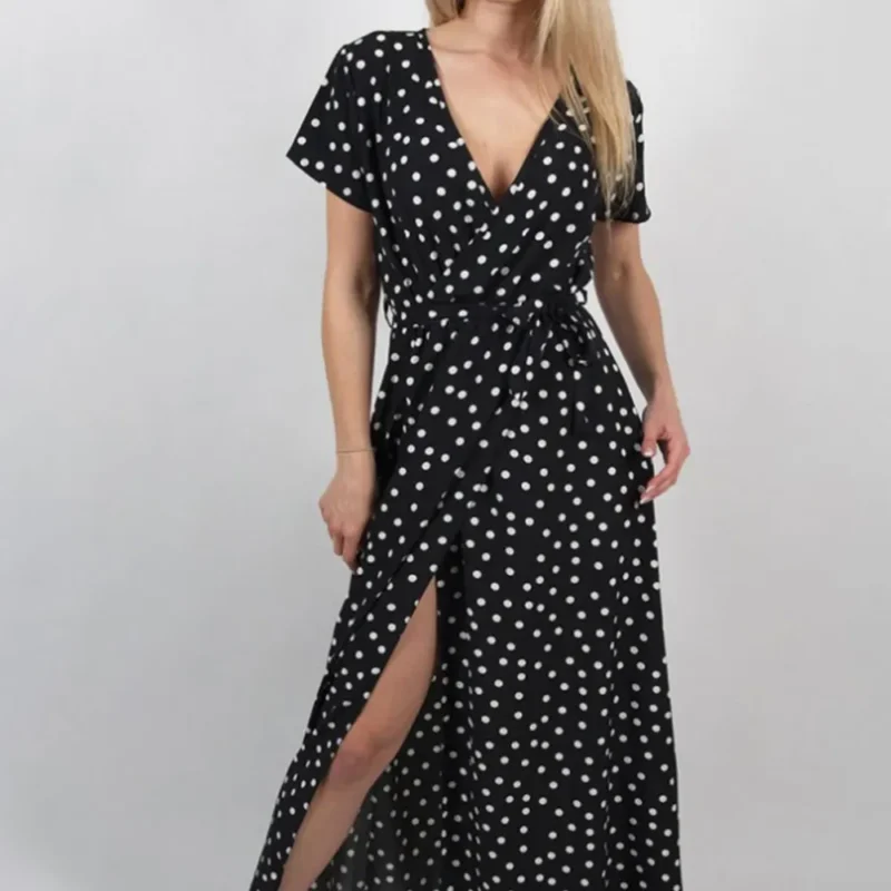 une femme portant une robe à pois noirs et blancs