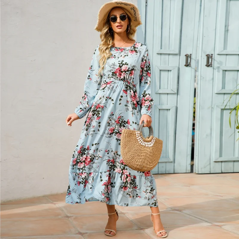 une femme portant une robe bleue à fleurs et un chapeau de paille