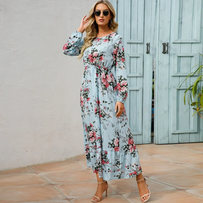 une femme portant une robe bleue à imprimé floral