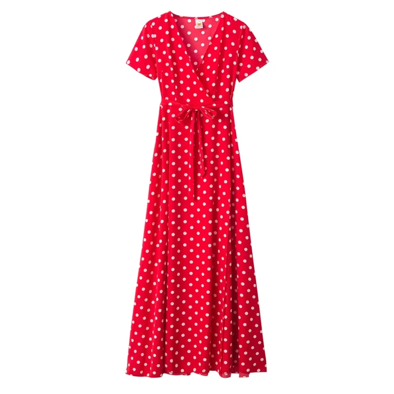 une robe rouge à pois blancs