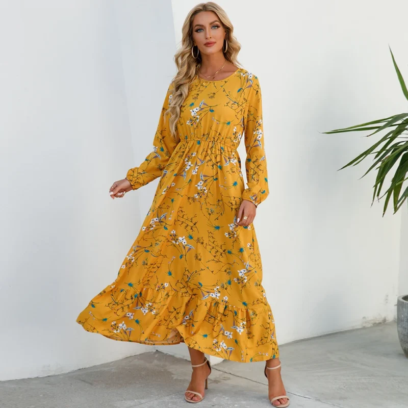 une femme portant une robe jaune à imprimé floral