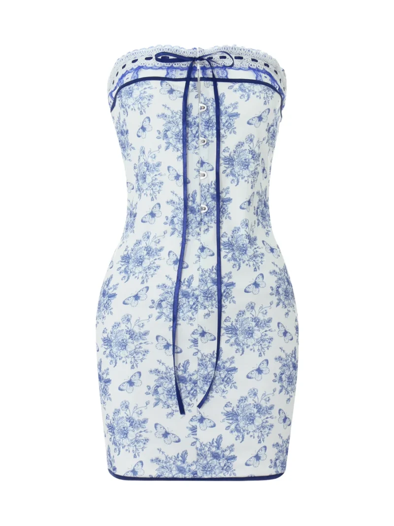 une robe blanche et bleue ornée de fleurs bleues