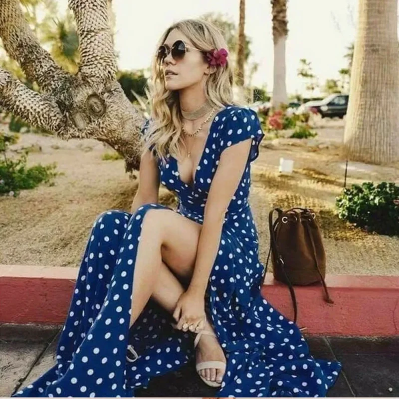 une femme en robe bleue assise sur un banc