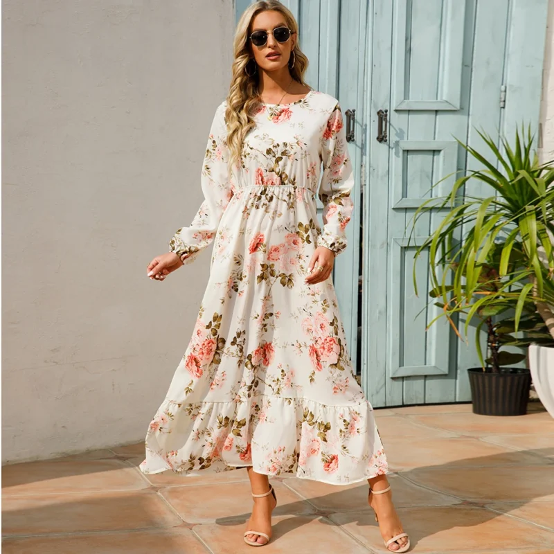 une femme portant une robe blanche à imprimé floral