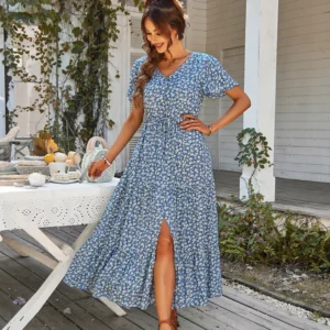 une femme en robe bleue debout sous un porche